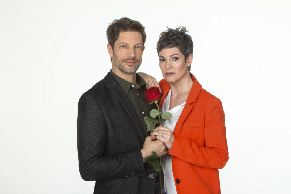 CHERYL SHEPARD Die ARD-Serie „Rote Rosen“ wechselt mit jeder neuen Staffel diverse Gesichter. Auch die 13. Staffel, die am 26. Mai startet, bekommt ein neues Paar: Cheryl Shepard wird die weibliche Hauptrolle übernehmen und die Partnerin von Mickey Hardt spielen. Beide sind erprobte Seriendarsteller, Shepard war unter anderem in RTLs Frauenknast-Erfolgsserie „Hinter Gittern“ zu sehen. Doch natürlich gibt es auch ein Privatleben, und … (Bild: ddp Images)