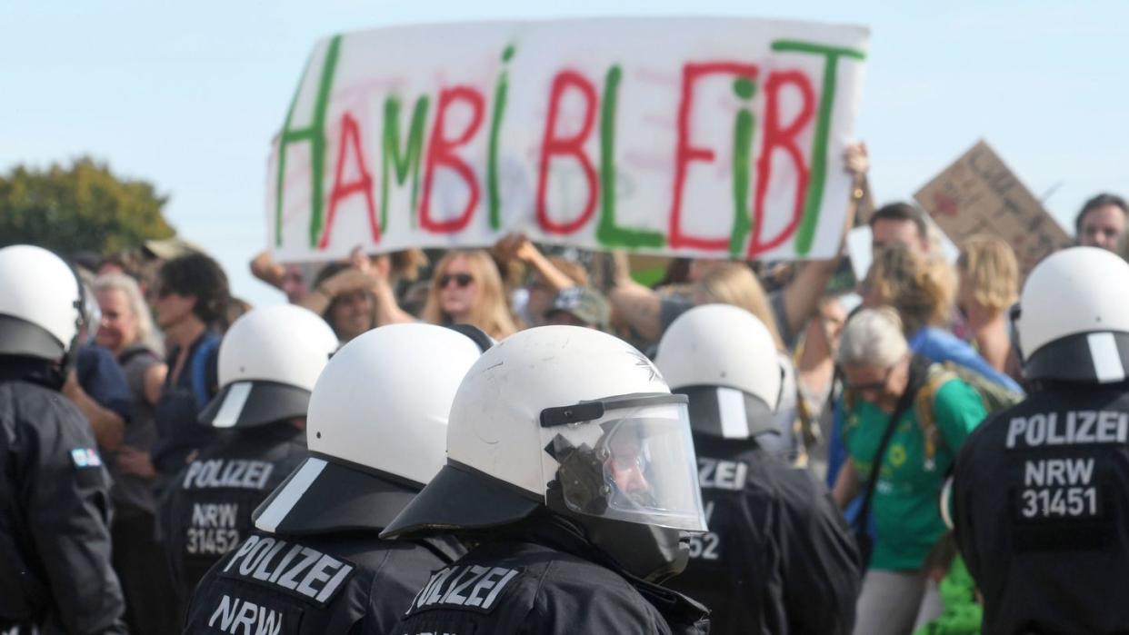 Teilnehmer einer Demonstration gegen die Rodung des Waldes am Hambacher Forst.