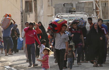 Sunni people are pictured as they flee the violence in the city of Ramadi, Iraq May 15, 2015. REUTERS/Stringer