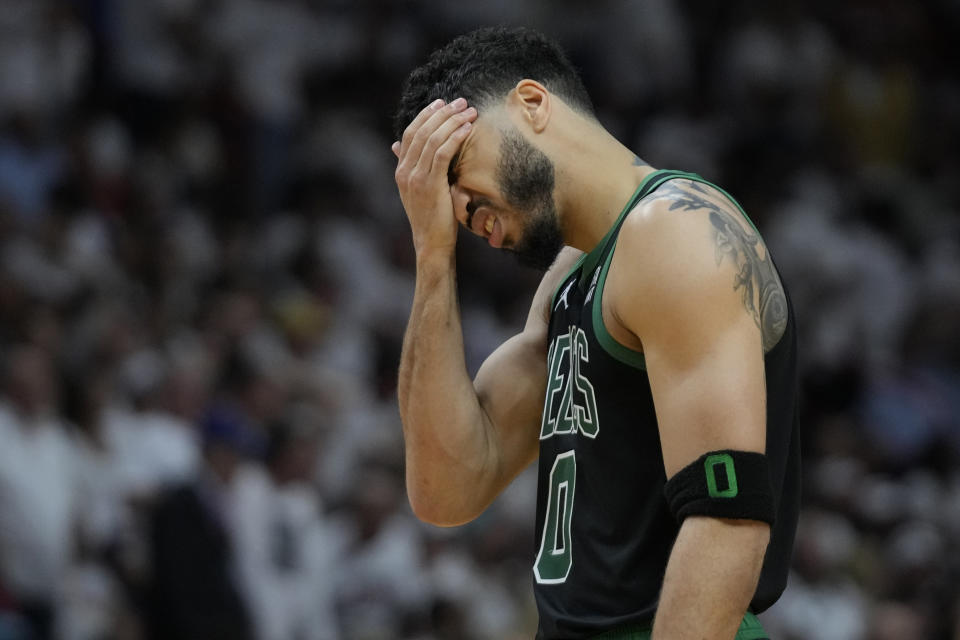 Penyerang Boston Celtics Jayson Tatum bereaksi selama paruh kedua Game 3 final Wilayah Timur melawan Miami Heat pada hari Minggu.  (Foto AP/Wilfredo Lee)