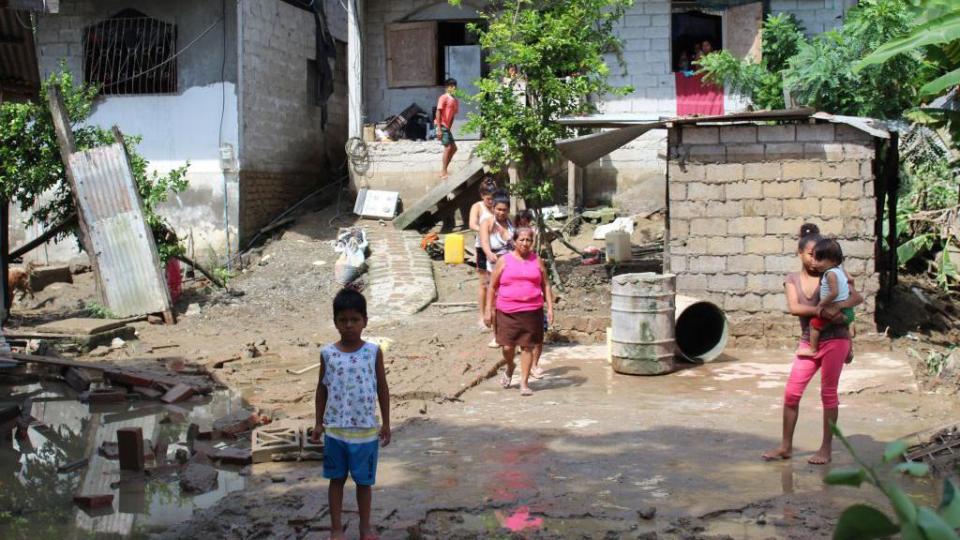 Un barrio inundado por el agua y el barro.