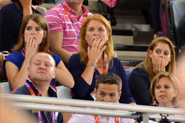 Is' das spaaanend! Prinzessin Beatrice (r) und Prinzessin Eugenie (l) fiebern mit Mutter Sarah auf der Tribüne mit beim Bahnradfahren. (Bild: action press)