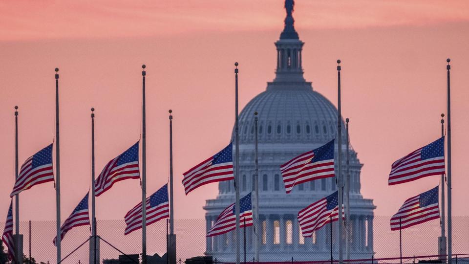 US-Flaggen wehen vor dem Kapitol in Washington auf halbmast.