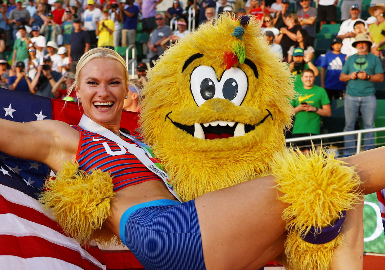 La Leyenda de Pie Grande, la mascota del Campeonato Mundial de Atletismo de 2022, sostiene a la medallista de oro Katie Nageotte de los EE. UU. después de ganar la final de salto con pértiga femenino. (Foto: REUTERS/Kai Pfaffenbach)