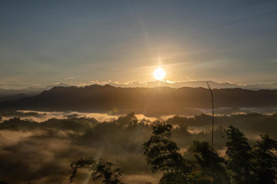 近千人一早卡位欣賞二寮仙境般的曙光雲海大景。   圖：西拉雅國家風景區管理處/ 提供