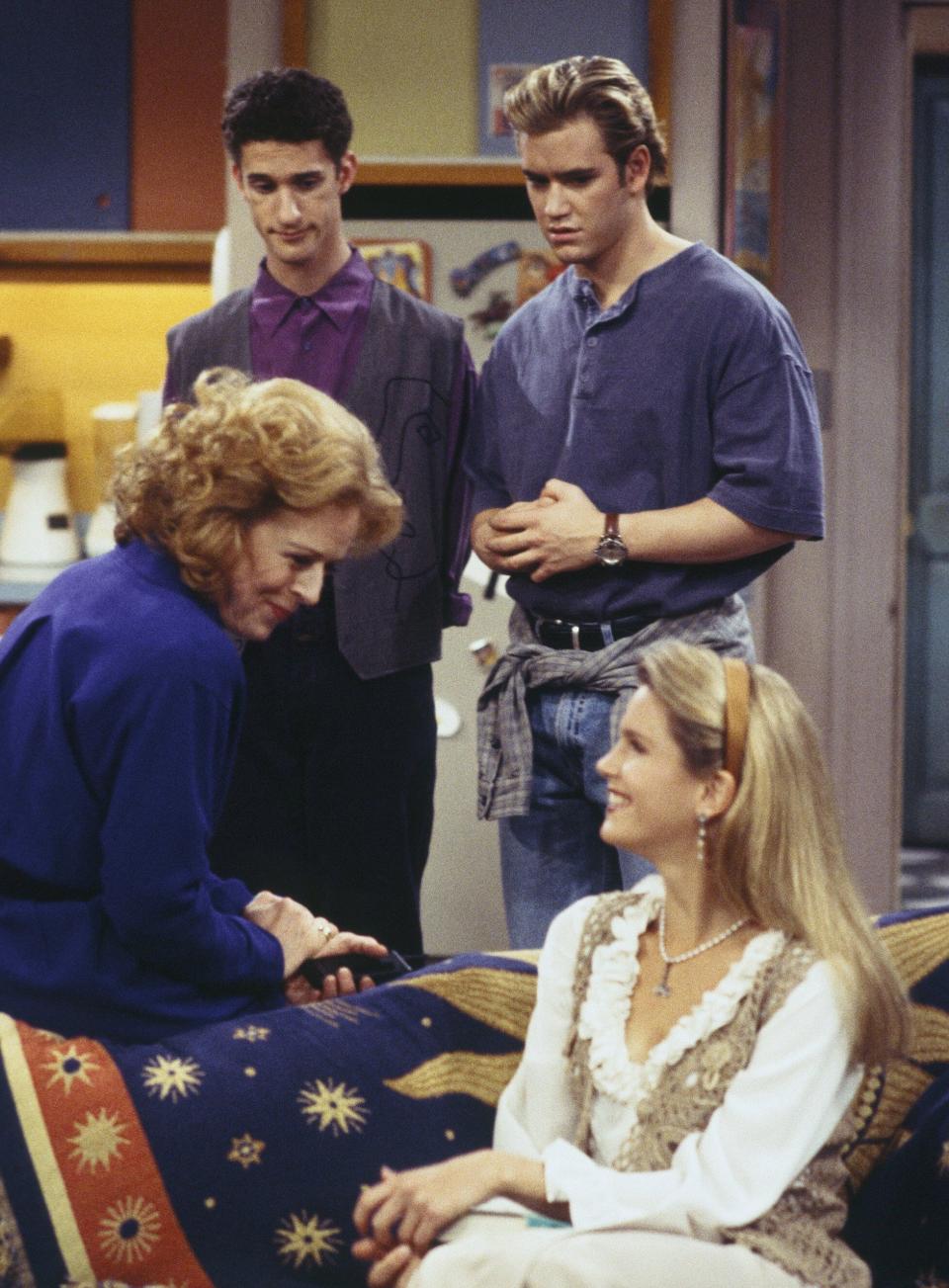 Holland Taylor, Dustin Diamond, Mark-Paul Gosselaar and Anne Tremko in an episode of "Saved by the Bell: The College Years." (Photo: NBC via Getty Images)