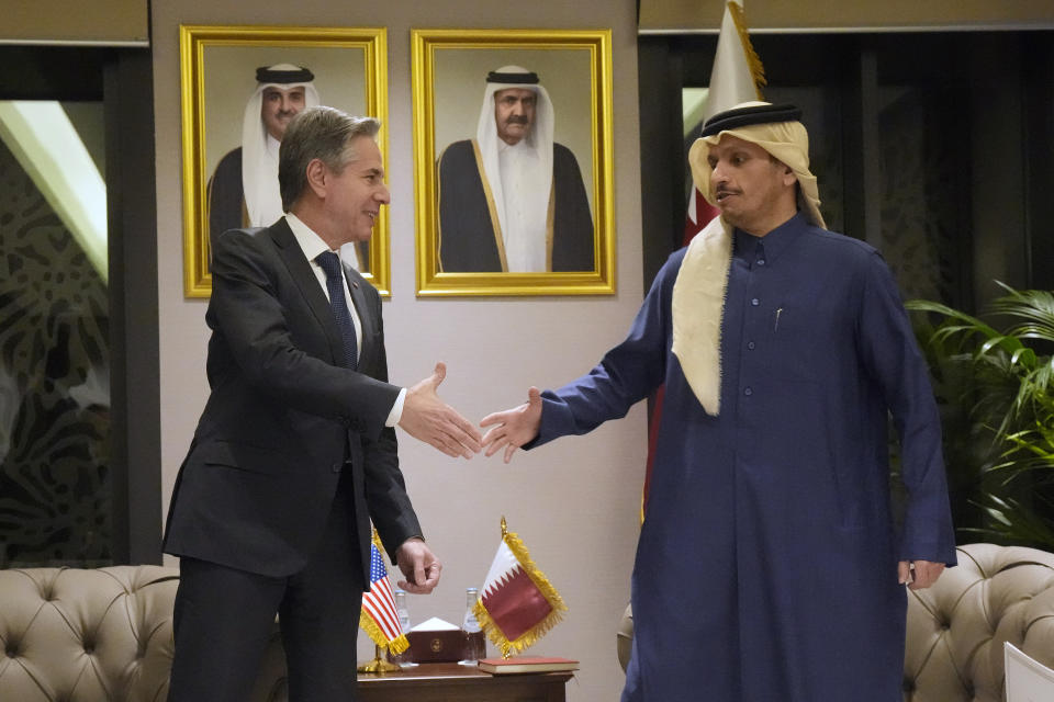 El secretario de Estado estadounidense Antony Blinken, izquierda, estrecha manos con el primer ministro y ministro de Relaciones Exteriores de Qatar, Mohammed Bin Abdulrahman Al Thani, en Doha, Qatar, el martes 6 de febrero de 2024. (AP Foto/Mark Schiefelbein, Pool)