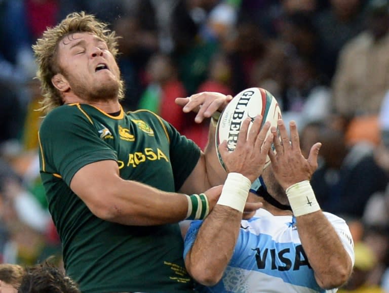 South Africa's Fourie du Preez (L) fights for the ball during a match against Argentina, at the Soccer City stadium in Soweto, in 2013