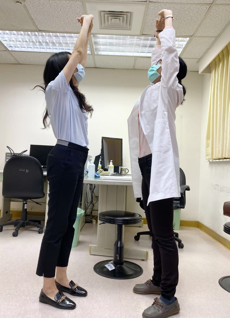 中國附醫中醫師賴香君示範，可透過打八段錦雙手托天理三焦保健。（記者陳金龍攝）