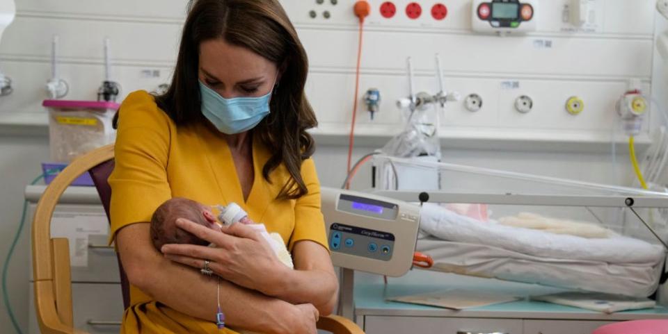 kate middleton holds baby hospital visit