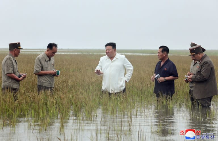 Der nordkoreanische Staatschef Kim Jong Un (Mitte) sagte, die jüngsten Überschwemmungsschäden seien eine Katastrophe, die durch unverantwortliche „Herumtreiber“ verursacht worden sei (STR)