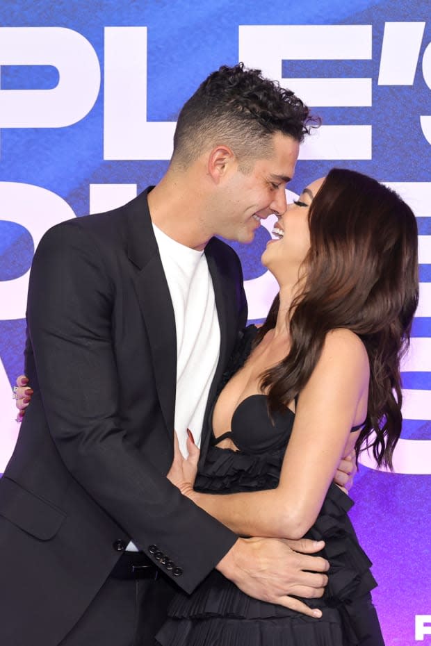 SANTA MONICA, CALIFORNIA - DECEMBER 06: (L-R) Wells Adams and Sarah Hyland attend the 2022 People's Choice Awards at Barker Hangar on December 06, 2022 in Santa Monica, California. (Photo by Amy Sussman/Getty Images )<p><a href="https://www.gettyimages.com/detail/1447274866" rel="nofollow noopener" target="_blank" data-ylk="slk:Amy Sussman/Getty Images;elm:context_link;itc:0;sec:content-canvas" class="link ">Amy Sussman/Getty Images</a></p>