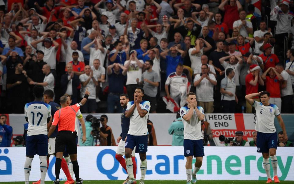 England's midfielder #22 Jude Bellingham (C) reacts to a missed opportunity during the Qatar 2022 World Cup - AFP