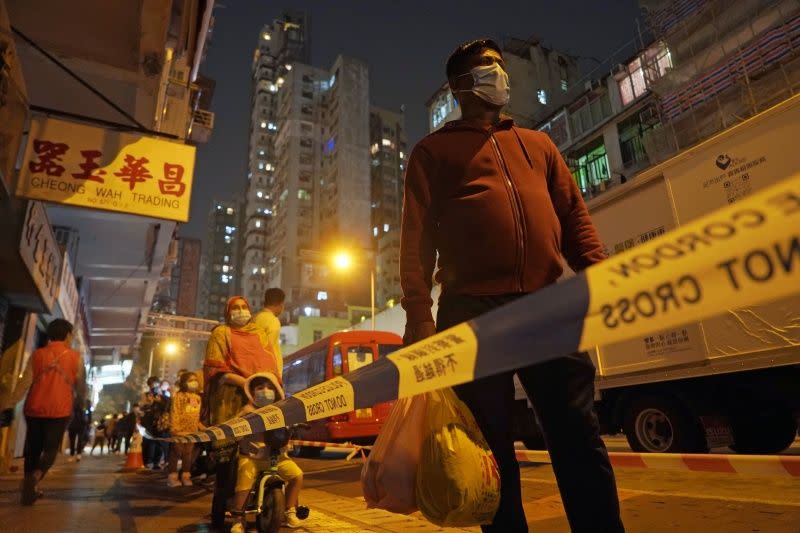 ▲由於出現多起確診，香港油麻地、佐敦指定區域被拉起封鎖線，強制檢測。（圖／美聯社／達志影像）