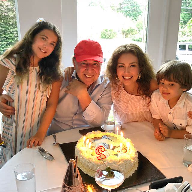 Thalía y sus dos hijos le cantaron el “Happy Birthday” a papi Tommy para festejar sus 69. <a href="https://www.instagram.com/thalia/?hl=en" rel="nofollow noopener" target="_blank" data-ylk="slk:Foto: Thalía/Instagram;elm:context_link;itc:0;sec:content-canvas" class="link ">Foto: Thalía/Instagram</a>