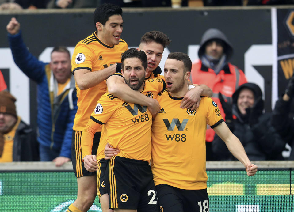 Diego Jota (derecha) festeja el primer gol de Wolverhampton en la victoria 4-3 ante Leicester en la Liga Premier inglesa, en Wolverhampton, el sábado 19 de enero de 2019. (Mike Egerton/PA via AP)