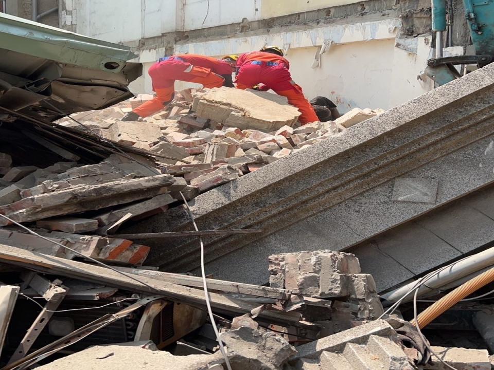 中市中區老舊建物倒塌，3工人受困，救出1男急救後宣告不治。（圖：民眾提供）