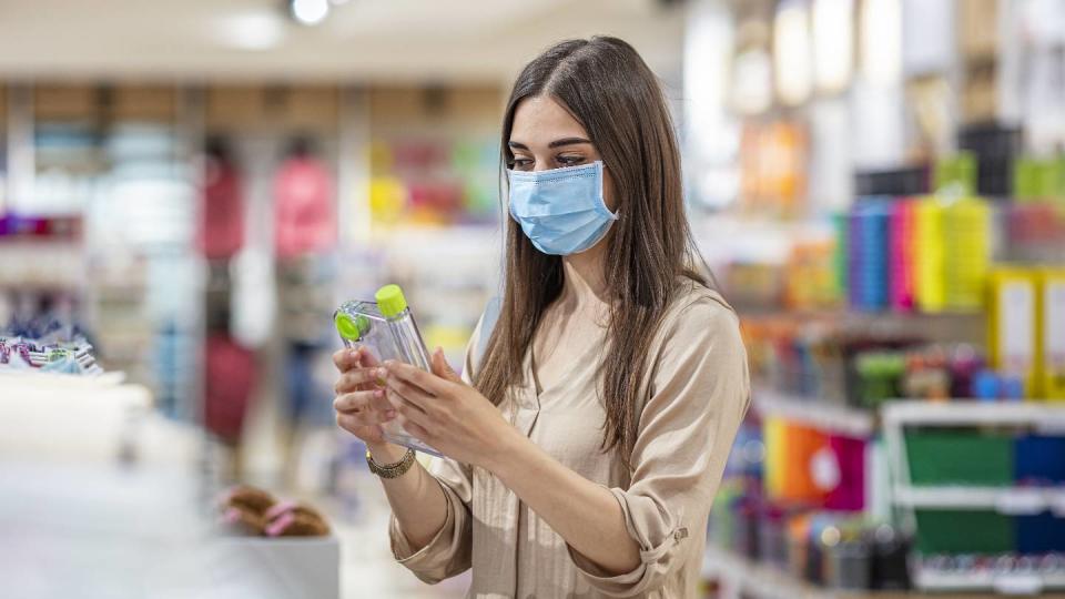 Une jeune femme en train de faire des courses en supermarché