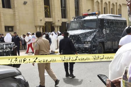 Police cordon off the Imam Sadiq Mosque after a bomb explosion following Friday prayers, in the Al Sawaber area of Kuwait City June 26, 2015. REUTERS/Jassim Mohammed