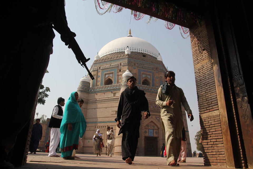 Suicide bombing at Pakistan shrine