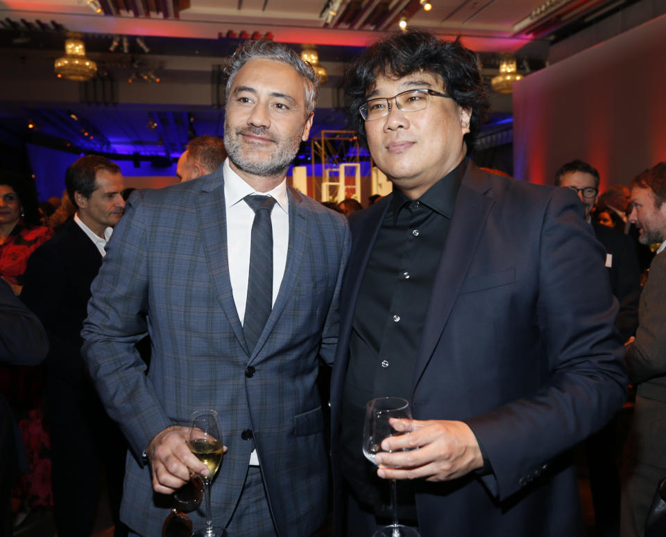 Taika Waititi, izquierda, y Bong Joon-ho asisten al almuerzo de nominados a la 92ª entrega de los Premios de la Academia en el Hotel Loews el lunes 27 de enero de 2020 en Los Angeles. (Foto Danny Moloshok/Invision/AP)