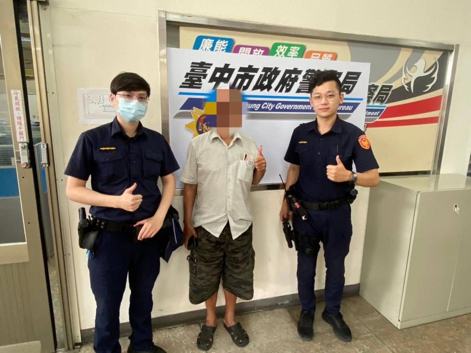 烏日派出所警員洪政輝、林智偉暖男阻詐成功，張姓老翁經烏日警解說後大吃一驚。(圖/記者江雁武翻攝)