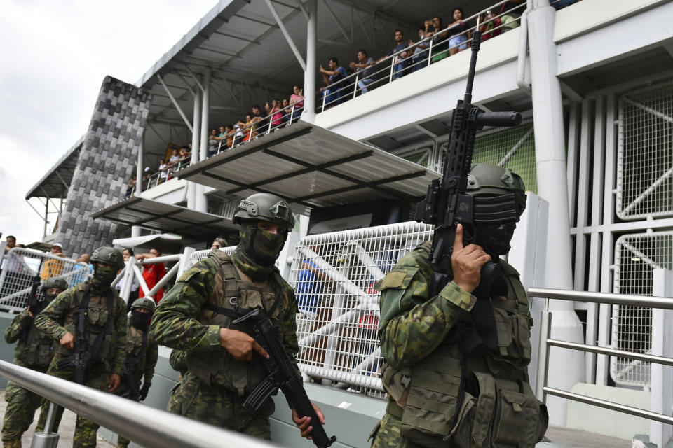 Militares patrullan a las afueras de un mercado abierto, en Portoviejo, Ecuador, el jueves 11 de enero de 2024. El presidente Daniel Noboa decretó el lunes un estado de excepción nacional que suspende derechos ciudadanos y permite movilizar al Ejército en tareas de seguridad, ante la última secuencia de ataques violentos en el país. (AP Foto/Ariel Ochoa)