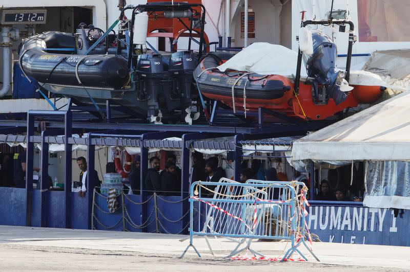 Personas permanecen en el barco de rescate de la ONG "Humanity 1" después de que Italia permitiera el desembarco de niños y enfermos en Catania
