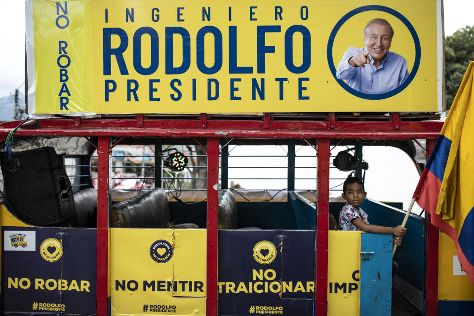 Un niño a bordo de la "Rodolfoneta" durante una caravana en apoyo al candidato presidencial Rodolfo Hernández un día antes de la segunda vuelta presidencial de Colombia, en Bucaramanga, el sábado 18 de junio de 2022. (Foto AP/Iván Valencia)