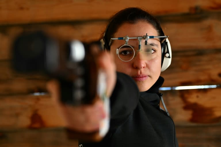 La Française Mathilde Lamolle, championne d'Europe du tir au pistolet en 2021, s'entraîne pour les Jeux olympiques 2024 à Allauch, près de Marseille, le 6 mars 2024 (Christophe SIMON)