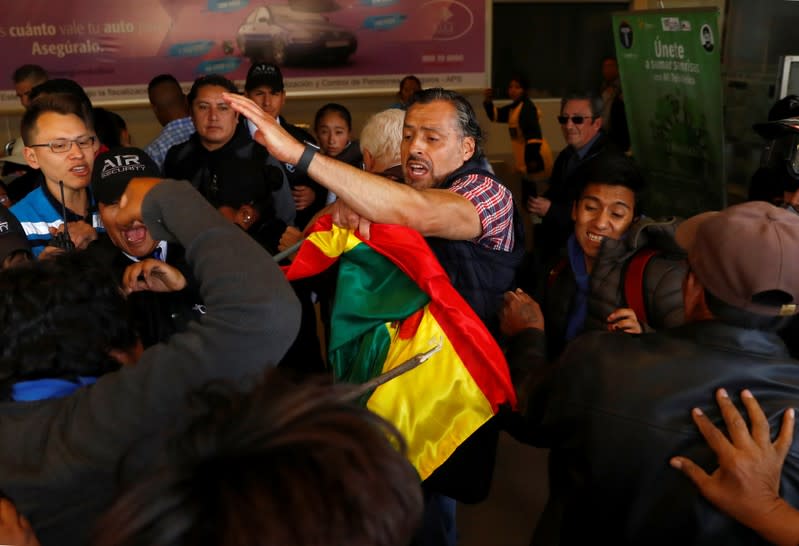 Manifestantes se pelean con partidarios de Evo Morales durante una protesta contra el presidente de Bolivia, Evo Morales, en La Paz, Bolivia.