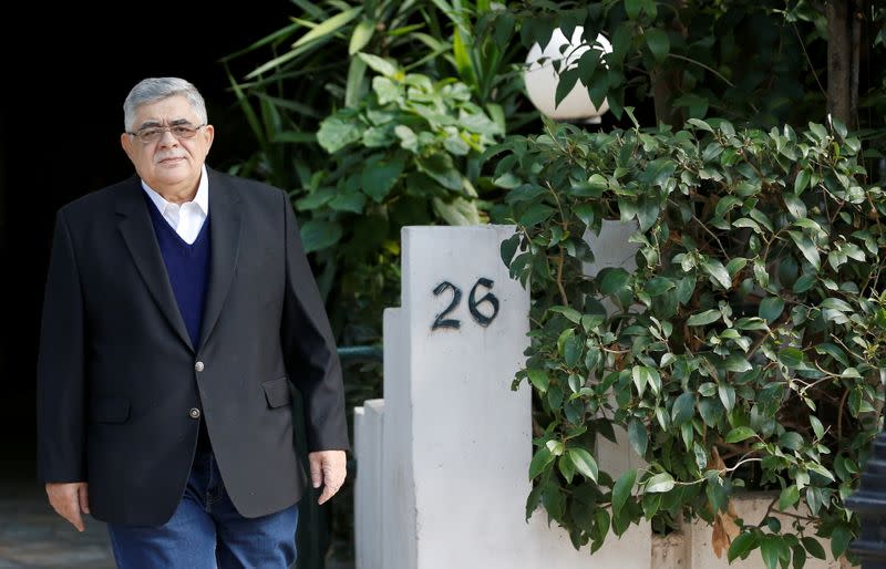 El líder del partido de extrema derecha Amanecer Dorado, Nikos Mihaloliakos, sale de su casa cuando el partido fue declarado organización criminal por un tribunal en Atenas, Grecia