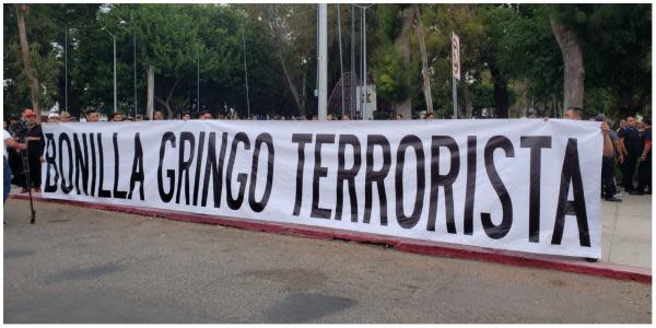Se manifiestan en Tijuana con lona contra exgobernador “Bonilla gringo terrorista”