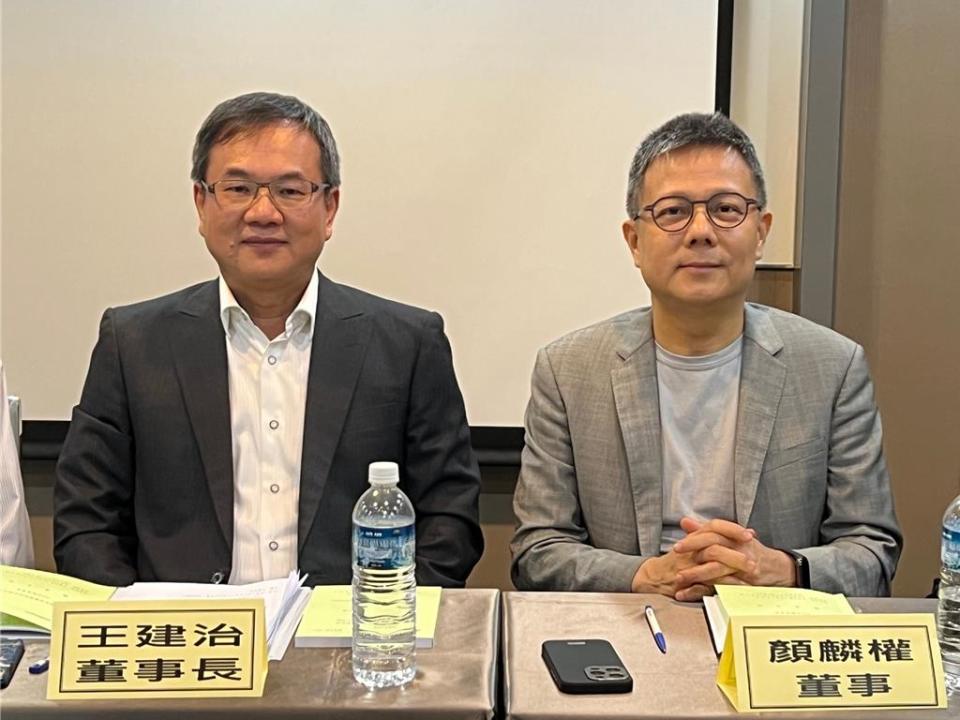 瑩碩完成董事改選，王建治（左）續任董事長，右為總經理顏麟權。圖／瑩碩提供