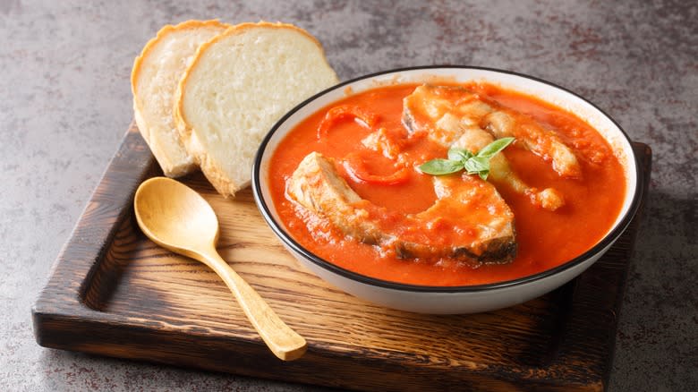 Fish and tomato soup with bread