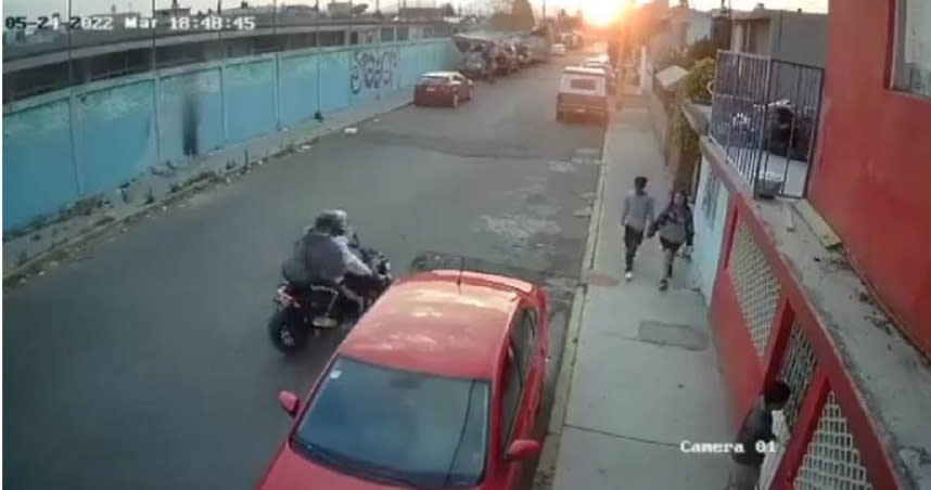 一對情侶走在路上，突然有搶匪騎車靠近。（圖／翻攝自MrElDiablo8 Twitter）