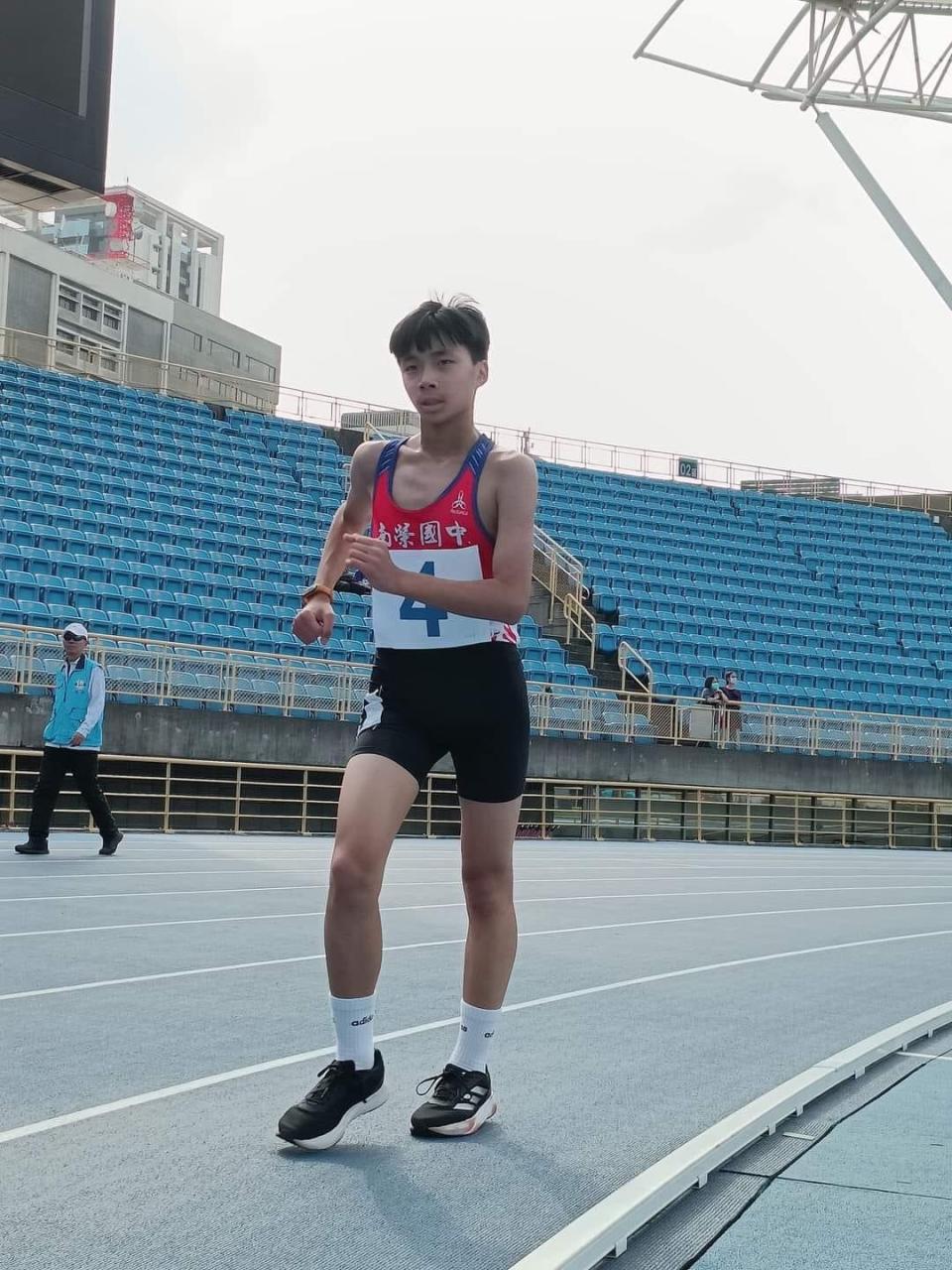 弟弟曹柏勛國中第一次參加基隆市中學小聯合運動會即奪得競走金牌/曹志華提供