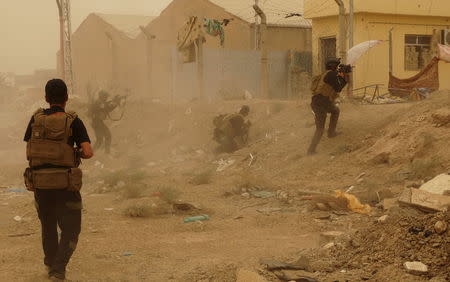 Iraqi security forces defend their headquarters against attacks by Islamic State extremists in the eastern part of Ramadi in Anbar province, May 14, 2015. REUTERS/Stringer