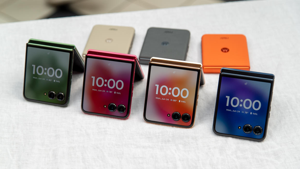  The Motorola Razr Plus 2024 in different colors. 