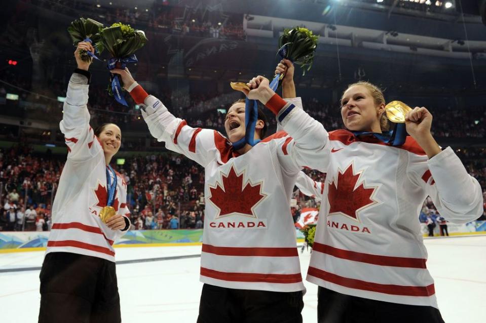 2010: Canadian Women's Hockey Team Parties On Ice