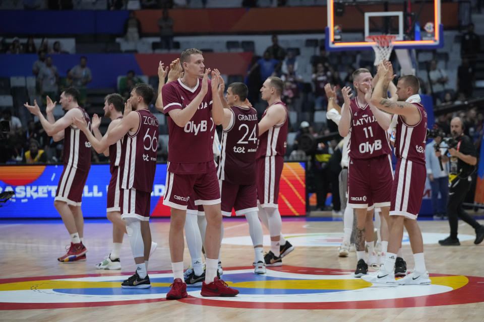 Los jugadores de Letonia celebras tras vencer a España en el primer encuentro de la segunda ronda de la Copa Mundial de baloncesto el viernes 1 de febrero del 2023. (AP Foto/Achmad Ibrahim)