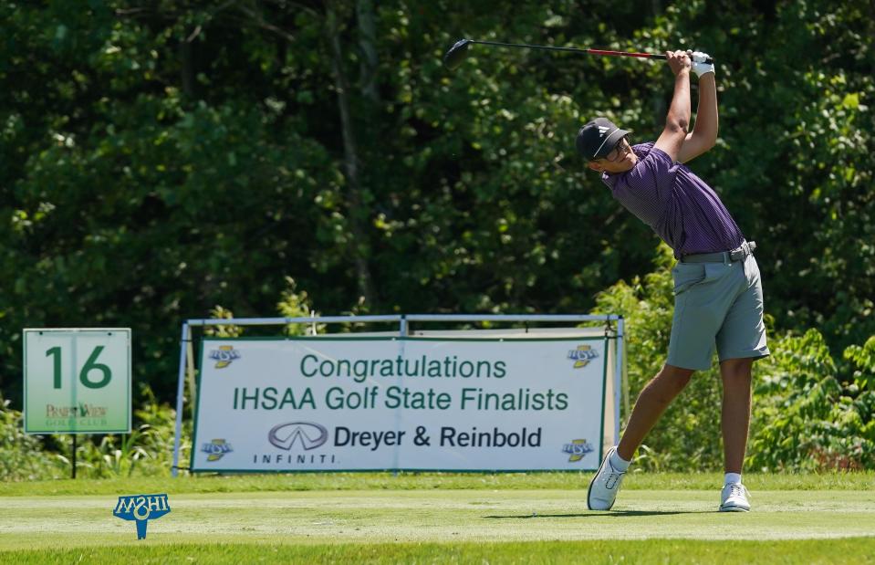 Carson Gady de Bloomington South realiza un golpe de salida durante las finales estatales de golf masculinas de la IHSAA en Prairie View Golf Club en Carmel, Indiana, el miércoles 12 de junio de 2024.