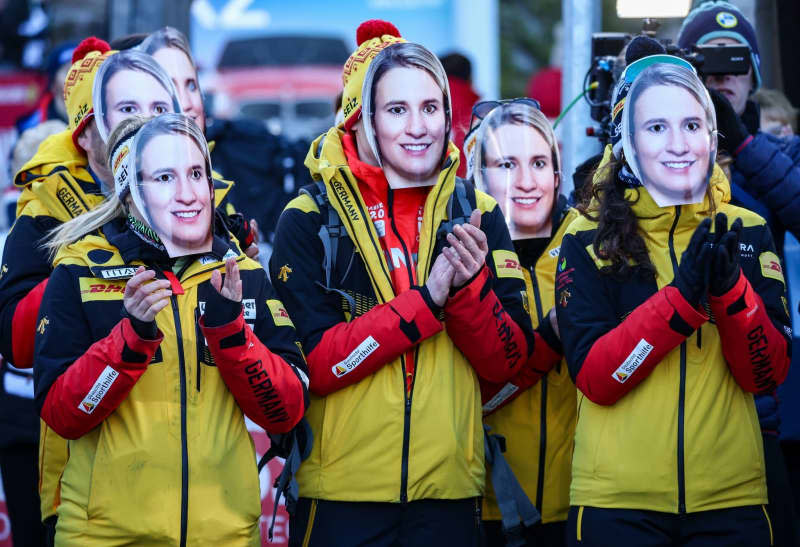 The German luge team wears masks depicting Natalie Geisenberger to bid her farewell. The most successful German Winter Olympic athlete has ended her career and was given a ceremonial farewell on the same day. Jan Woitas/dpa