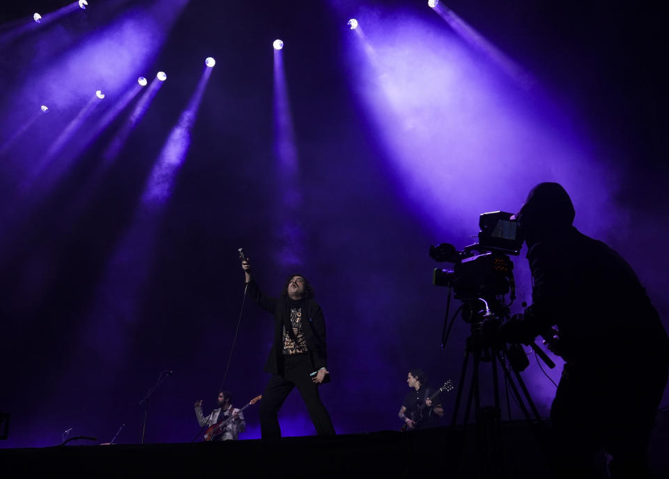 Luis Humberto Navejas, vocalista de Enjambre, durante su presentación en el festival Vive Latino en la Ciudad de México el domingo 19 de marzo de 2023. (Foto AP/Fernando Llano)