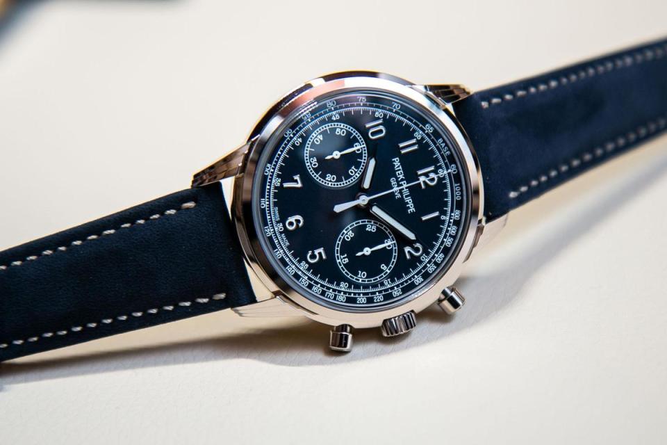 承繼5170計時碼錶的優異表現，今年百達翡麗帶來全新的5172G，細節造型更具活力，41mm白金錶殼，藍色面盤搭配深藍色小牛皮錶帶，定價NT$2,242,000。