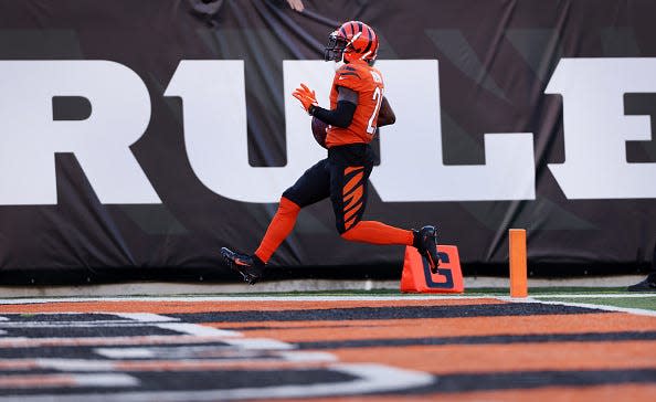 Mike Hilton #21 of the Cincinnati Bengals intercepts a pass thrown by Ben Roethlisberger #7 of the Pittsburgh Steelers and returns it for a touchdown during the second quarter at Paul Brown Stadium on November 28, 2021 in Cincinnati, Ohio.