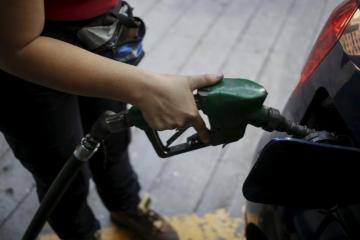 Una pompa di benzina, lo scorso 13 febbraio. REUTERS/Marco Bello