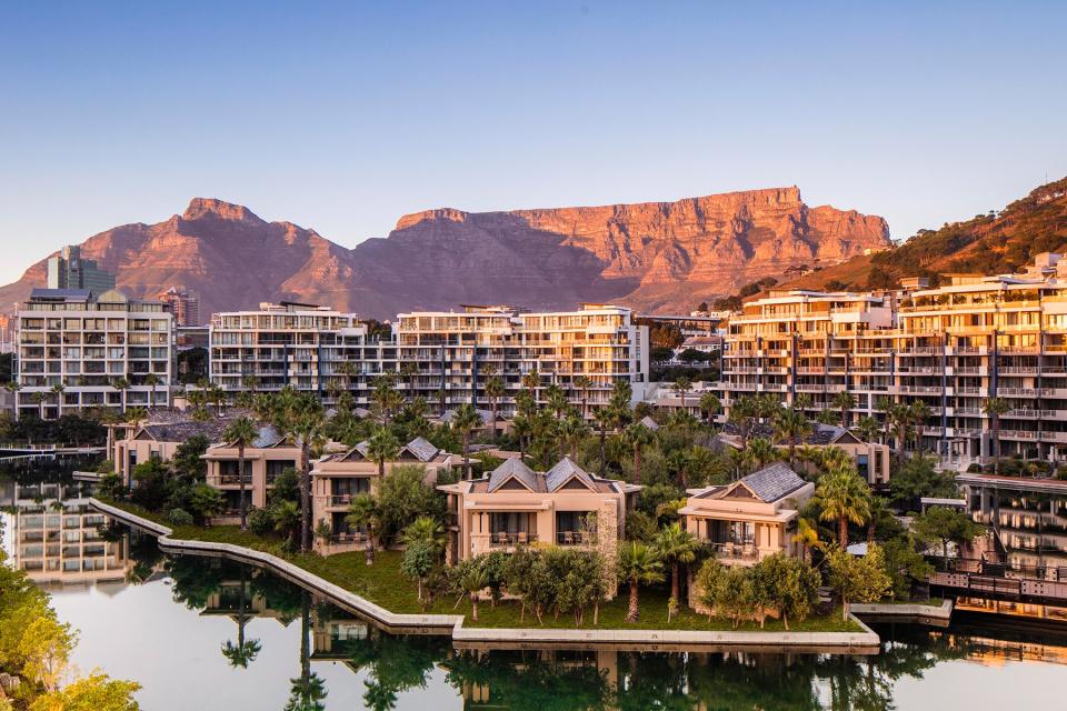 Exterior of One&amp;Only Cape Town under Table Mountain