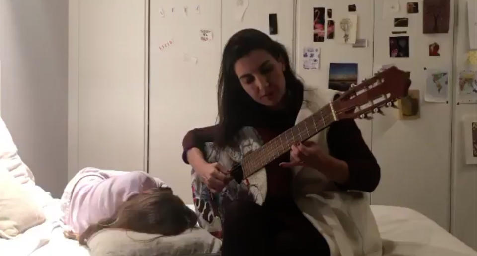 Rocío Monasterio ha publicado recientemente un vídeo en las redes sociales mostrando su habilidad con la guitarra. (Crédito: Twitter/@monasterioR)