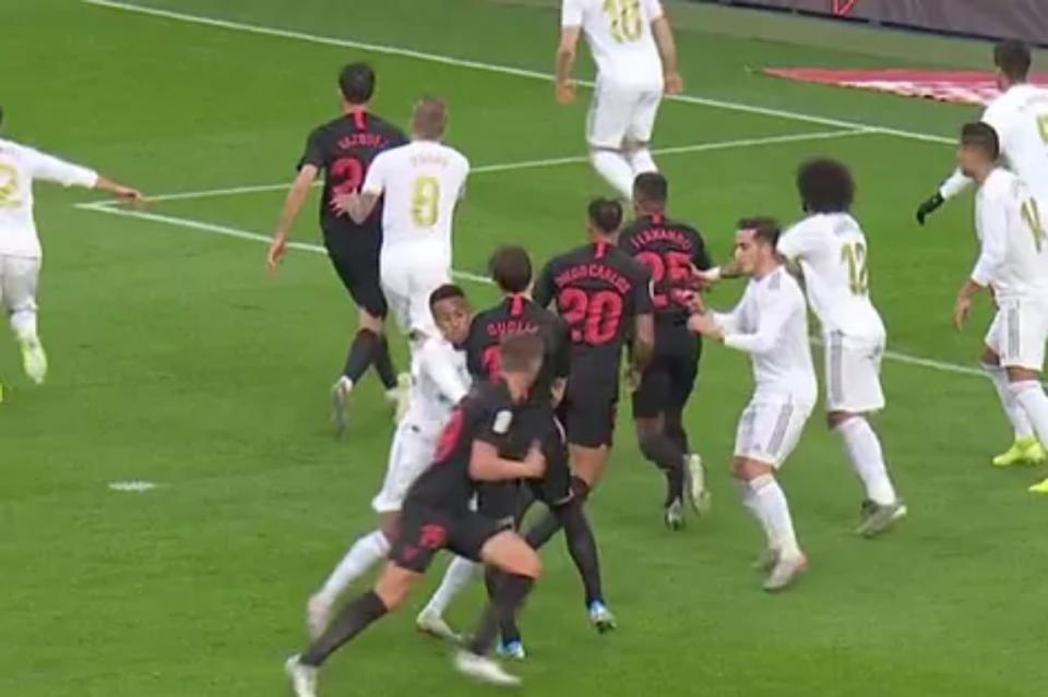 La acción por la que le anularon un gol al Sevilla en el Bernabéu en enero de 2020. (Foto: Movistar).